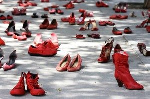 scarpe-contro-la-violenza-delle-donne-300x199